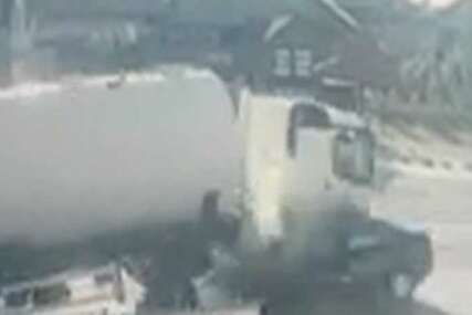 UŽASAVAJUĆI SNIMAK  Kamere zabilježile jeziv sudar automobila i cisterne kod Lukavca 