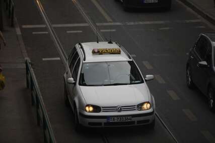 Sarajevska policija ispituje navode: Maloljetnica prijavila taksistu da je silovao na putu iz Lukavice