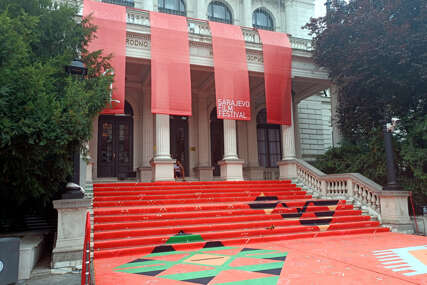 Sve spremno za 28. izdanje SFF-a: Ispred Narodnog pozorišta postavljen crveni ćilim