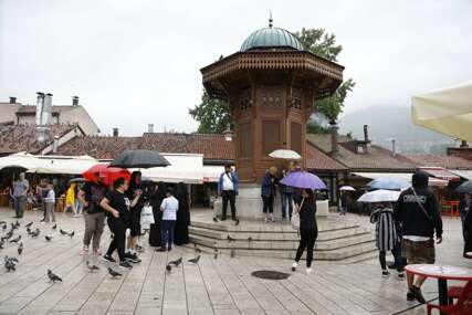 Kiša turistima ne smeta: Šta su fotoobjektivi Bosnainfo zabilježili u srcu Sarajeva