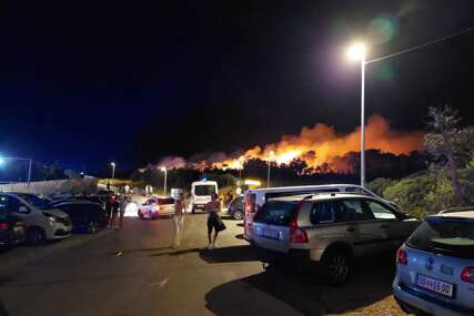 Ogroman požar na Zrću, zatvorili cestu, evakuirali ljude iz klubova