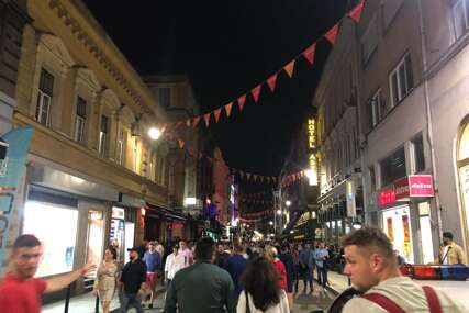 Atmosfera je dovedena do usijanja: Šetali smo, fotkali, snimali: Jeste li večeras u centru Sarajeva?