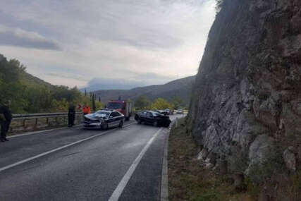 Nesreće kod Mostara: Automobil udario u brdo, a nakon dolaska policije na patrolno vozilo naletio BMW