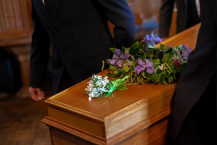 Šok na sahrani: Kćerka pogledala u majčin kovčeg i zamalo pala u nesvijest