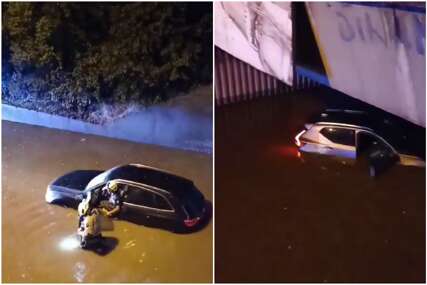 Nestvarne scene u Sarajevu: Automobili zaglavljeni u vodi, reagovali i vatrogasci
