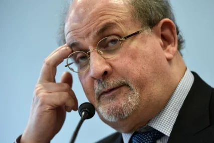 Salman Rushdie na respiratoru nakon napada: Jetra mu je oštećena, vjerovatno će izgubiti oko