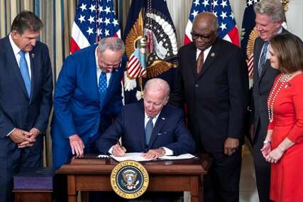 Biden potpisao historijski zakonski paket o klimatskim promjenama