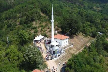 Džamija u Orahovcima sagrađena 1551. godine, u agresiji na BiH uništena, danas dočekala da ponovo otvori svoja vrata