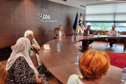 Izetbegović s majkama Srebrenice o statusu povratnika