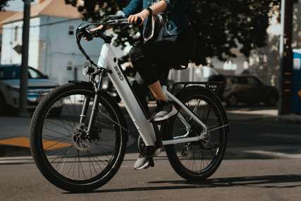 Francuska daje četiri hiljade eura vozačima koji zamijene stari auto za električni bicikl