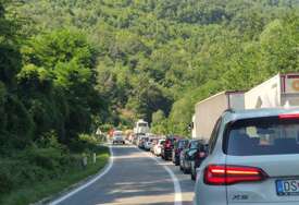 STANJE NA CESTAMA Na ovim graničnim prelazima duge su kolone putničkih vozila na ulazu u Bosnu i Hercegovinu