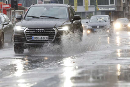 Upozorenje za vozače: Ovim dionicama se saobraća usporeno zbog vode na kolovozu