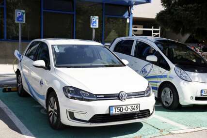 IDDEEA: Ministarstvo uvodi nove stickere za registraciju vozila, iako imamo zalihe za iduće četiri godine