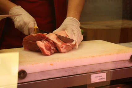 Da li meso za kuhanje treba ubaciti u hladnu ili vrelu vodu? Zbog ove greške ispada manje sočno