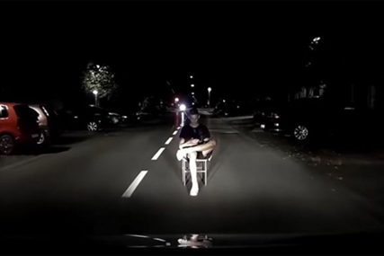 VIDEO: Sjeo na stolicu nasred ulice čekajući da naleti automobil