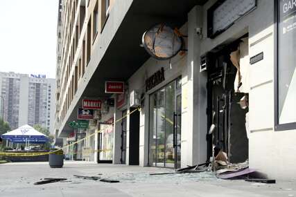 Detalji eksplozije ispred ugostiteljskog objekta u Sarajevu: Ručna bomba zalijepljena na štok od vrata, upozorenje vlasnici da plaća reket