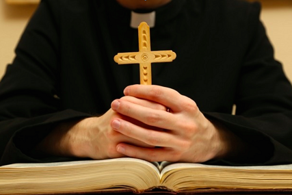 Svećenik u Hrvatskoj nije htio krstiti dijete gay para: Oni su već u grijehu
