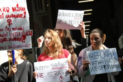 Beograd na nogama: Protest zbog objavljivanja intervjua Informera sa serijskim silovateljem