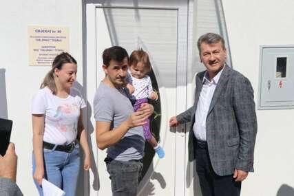 Hadžibajrić uručio ključeve novosagrađene kuće porodici Kičina iz Tešnja