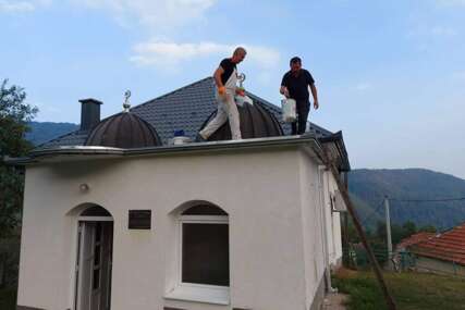 Ovo je Bosna: Obećanje ispunjeno, katolički sveštenik popravio krov džamije