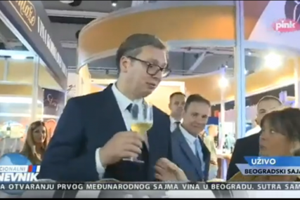 Pripiti Vučić na sajmu vina savjetnici otimao čašu: Popio sam 100 čaša