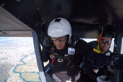 U pet dana 21 skok padobranom: Tuzlak u 88. godini postao svjetska senzacija