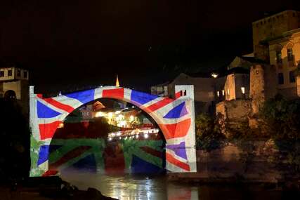 Stari most u bojama britanske zastave: Grad na Neretvi odao počast kraljici Elizabeti