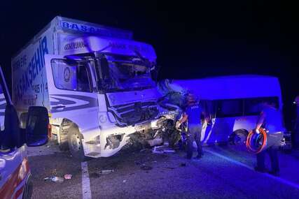 Vraćali se sa svadbe pa se minibusem zabili u kamion, najmanje sedmero poginulih
