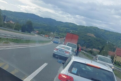 Saobraćaj potpuno zaustavljen: Nesreća na autoputu kod Sarajeva, jedna osoba povrijeđena