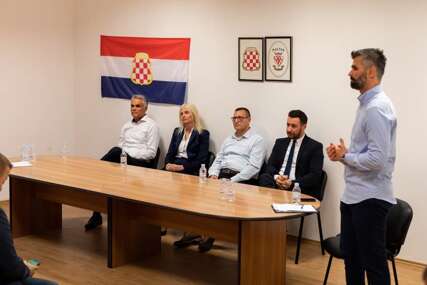 Kakvu BiH želi HDZ: Na predizbornom skupu nelegalni grb Mostara i zastava tzv. Herceg-Bosne