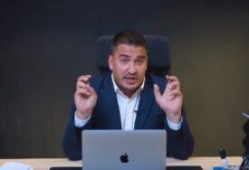 HARIS ZAHIRAGIĆ DIREKTNO "Ramo Isak je politička karikatura, kao i cijela Trojka; Srebrenica treba postati neka vrsta distrikta"