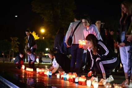 Stotine Mostaraca ispred Kosače zapalile svijeće za tragično stradalu porodicu Krstić
