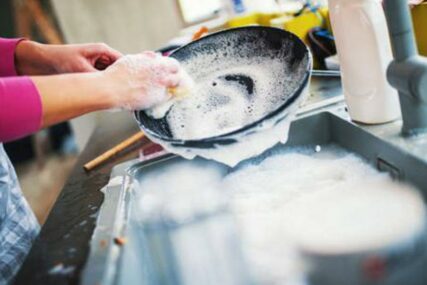Jeste li znali da pranje suđa smanjuje rizik od srčanih bolesti kod žena starije dobi