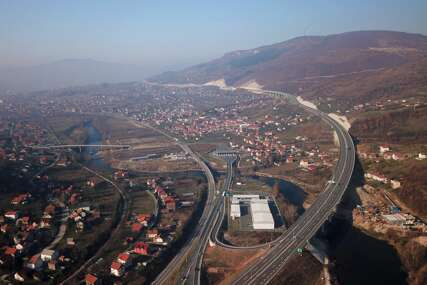 Saobraćajna nesreća na autoputu kod Sarajeva, jedna osoba povrijeđena