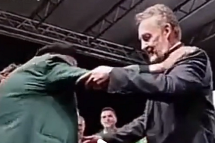 Sramotno: Bakir Izetbegović odgurnuo dedu koji ga je krenuo zagrliti (VIDEO)