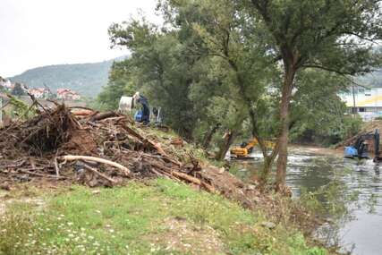 Počelo čišćenje i produbljivanje korita rijeke Bosne