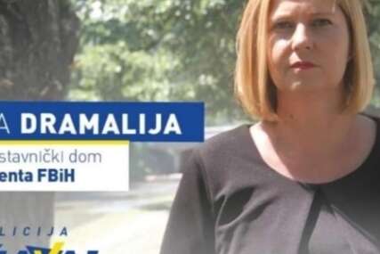 Kandidatkinja za Parlament FBiH se pohvalila da je “klepila” kišobranom psa dok je spavao