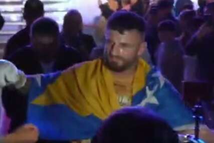 Bh. borac ogrnutom zastavom BiH ušao u ring u Rusiji. Ovako su ga dočekali