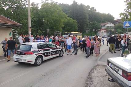 Mještani Ahatovića i Dobroševića blokirali cestu, nezadovoljni gradskim prijevozom