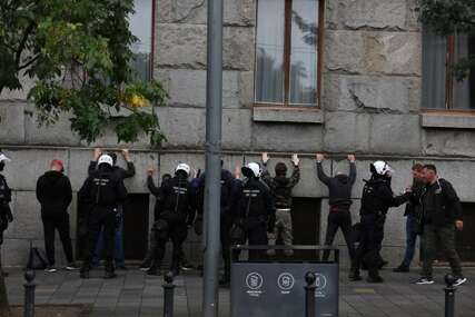 Haos kod Skupštine u Beogradu, protivnici Europridea napali policiju, priveden monah Antonije
