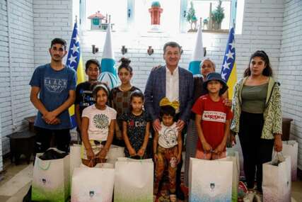 Paketi odjeće, obuće, knjige i ruksaci za djecu iz deset romskih porodica