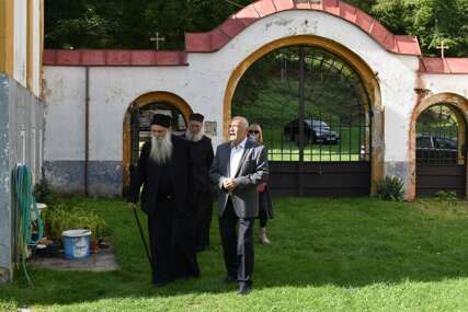 Mesić posjetio pravoslavni samostan, srpski mediji plasirali teze o njegovim vezama s pravoslavljem