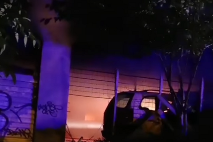 Požar u garaži u Sarajevu: Pogledajte borbu vatrogasaca sa vatrom 