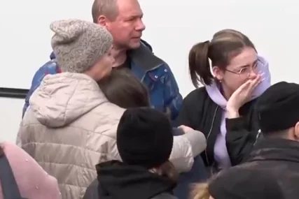 Uplakane žene ispraćaju Ruse u rat: "Ja sam za mir, ne želim da pucam"