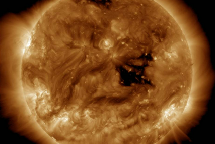 Eksplozija ogromne rupe na Suncu - Zemlju će danas pogoditi solarna oluja 