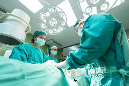 Tim ljekara JU Bolnica Travnik, na čelu s Adnanom Šatrovićem, uradio jedan od najkomplikovanijih hirurških zahvata uopće