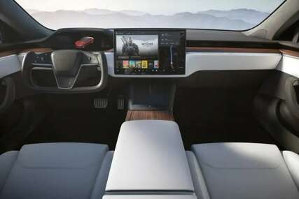 Tesla zbog veličine slova na kontrolnoj tabli povlači više od dva miliona vozila