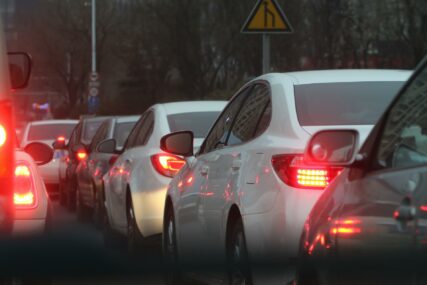 Vozači, oprez! Otežano saobraćanje na brojnim dionicama u BiH, a na nekim i obustavljeno
