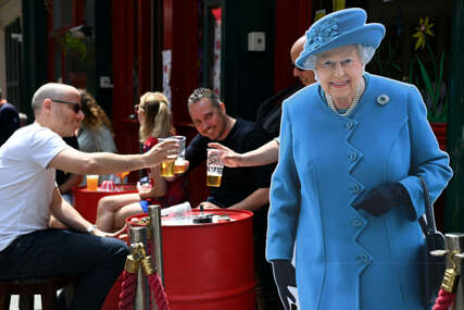 LEGENDA KAŽE DA JE BILA TU PRIJE DINOSAURUSA  Kraljica Elizabeta dočekala i 15. premijera Velike Britanije od kako je na tronu