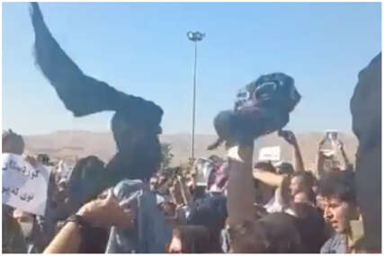 Nevjerovatan prizor: Iranke skidaju hidžab u znak protesta zbog smrti mlade žene
